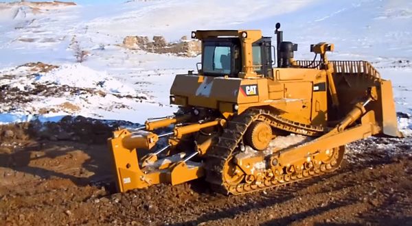 Бульдозер Caterpillar D9R в работе